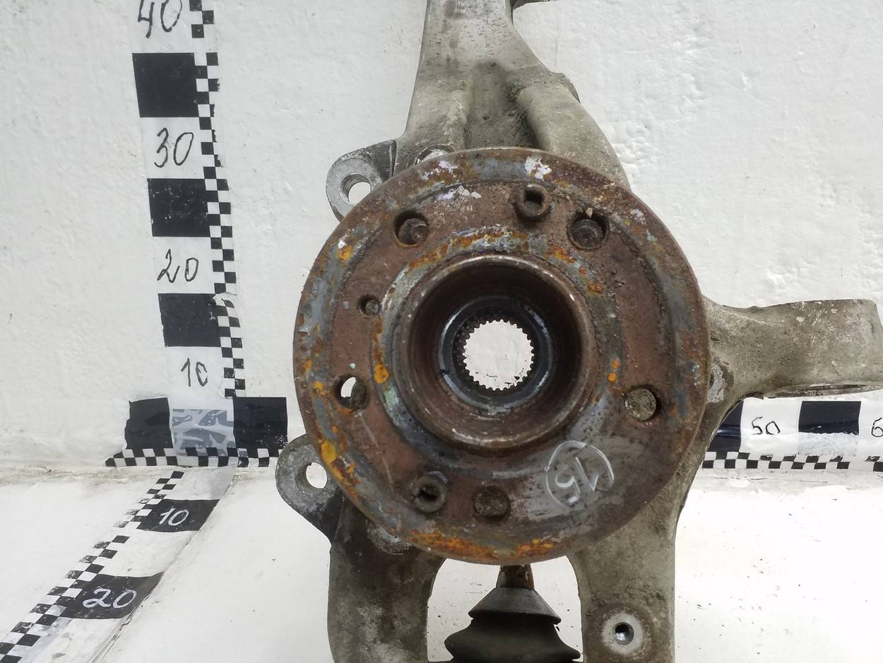 Кулак поворотный передний правый