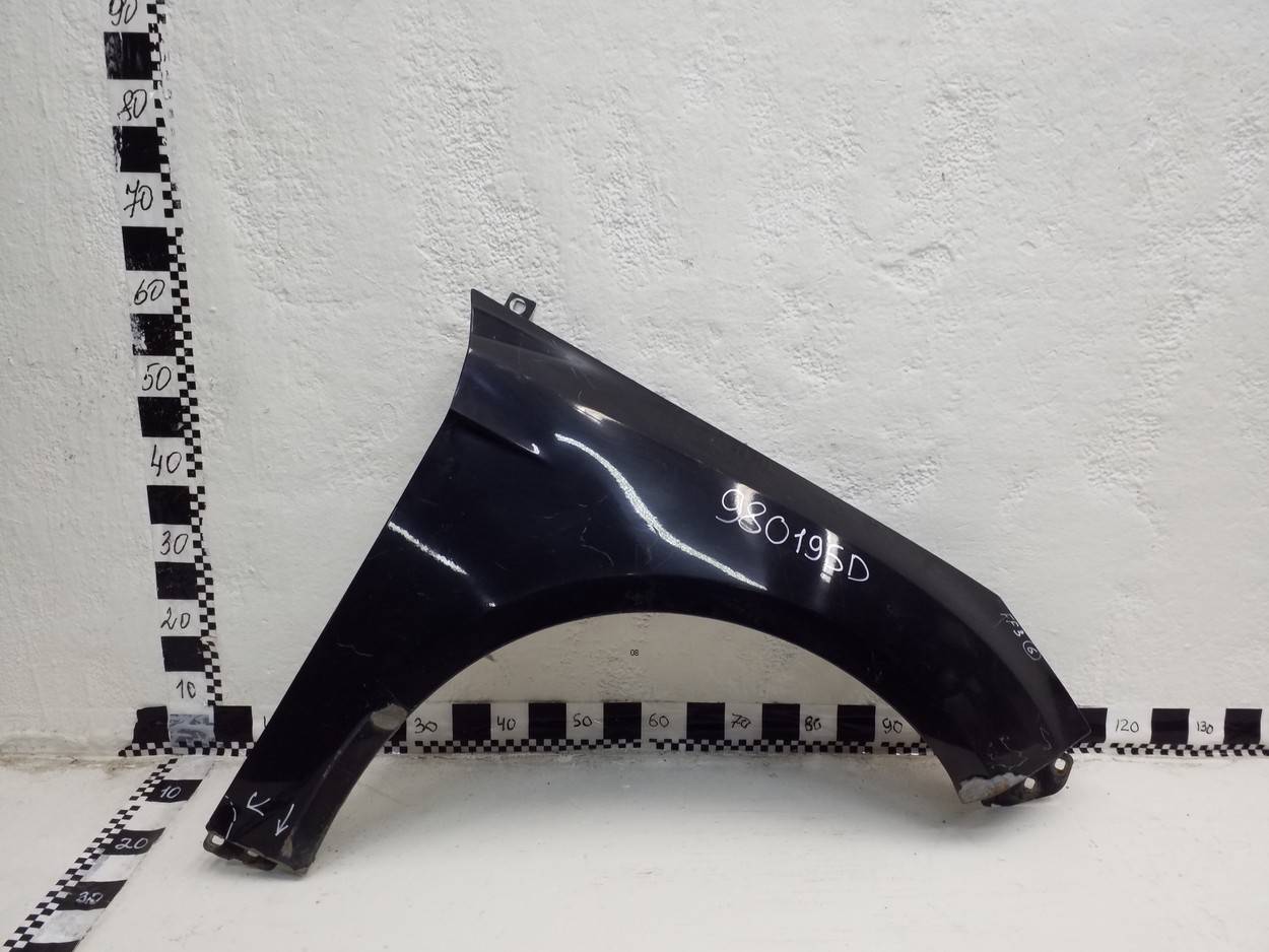 Крыло переднее правое