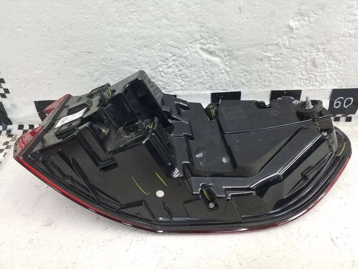 Фонарь задний наружный левый