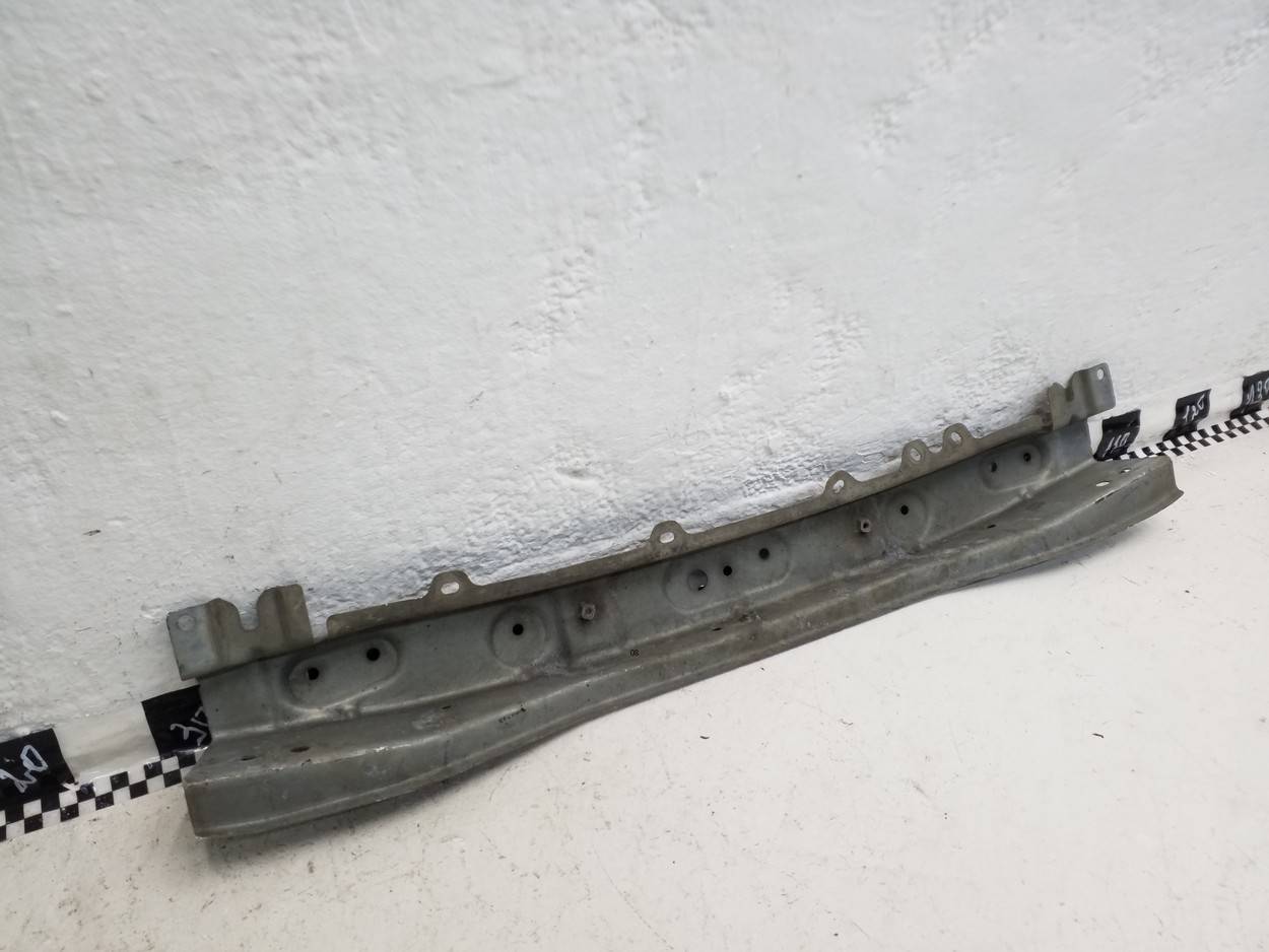 Усилитель переднего бампера