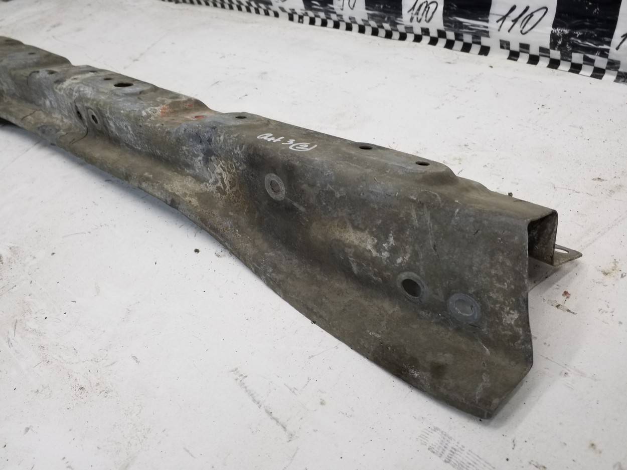 Усилитель переднего бампера