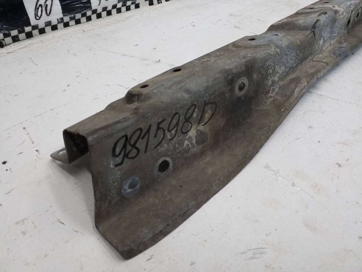 Усилитель переднего бампера