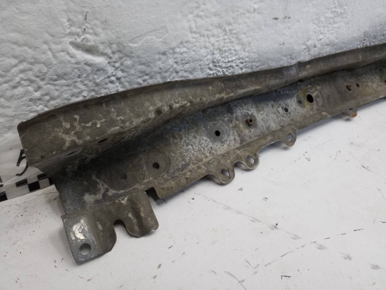 Усилитель переднего бампера