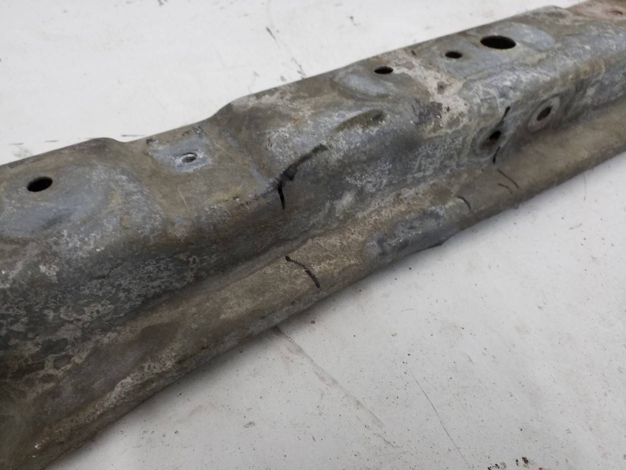 Усилитель переднего бампера