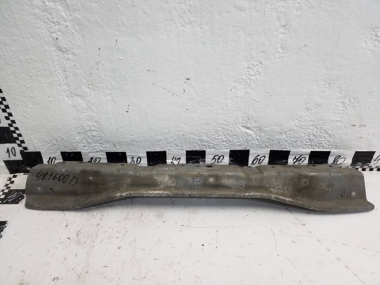 Усилитель переднего бампера