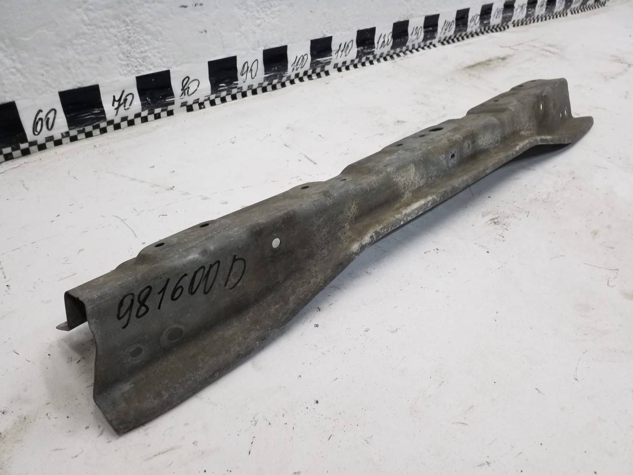 Усилитель переднего бампера