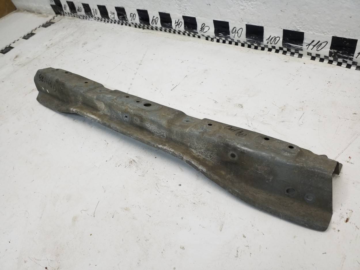 Усилитель переднего бампера