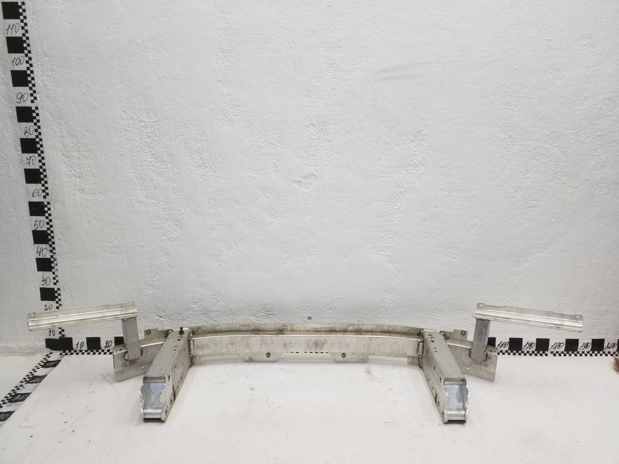 Усилитель переднего бампера