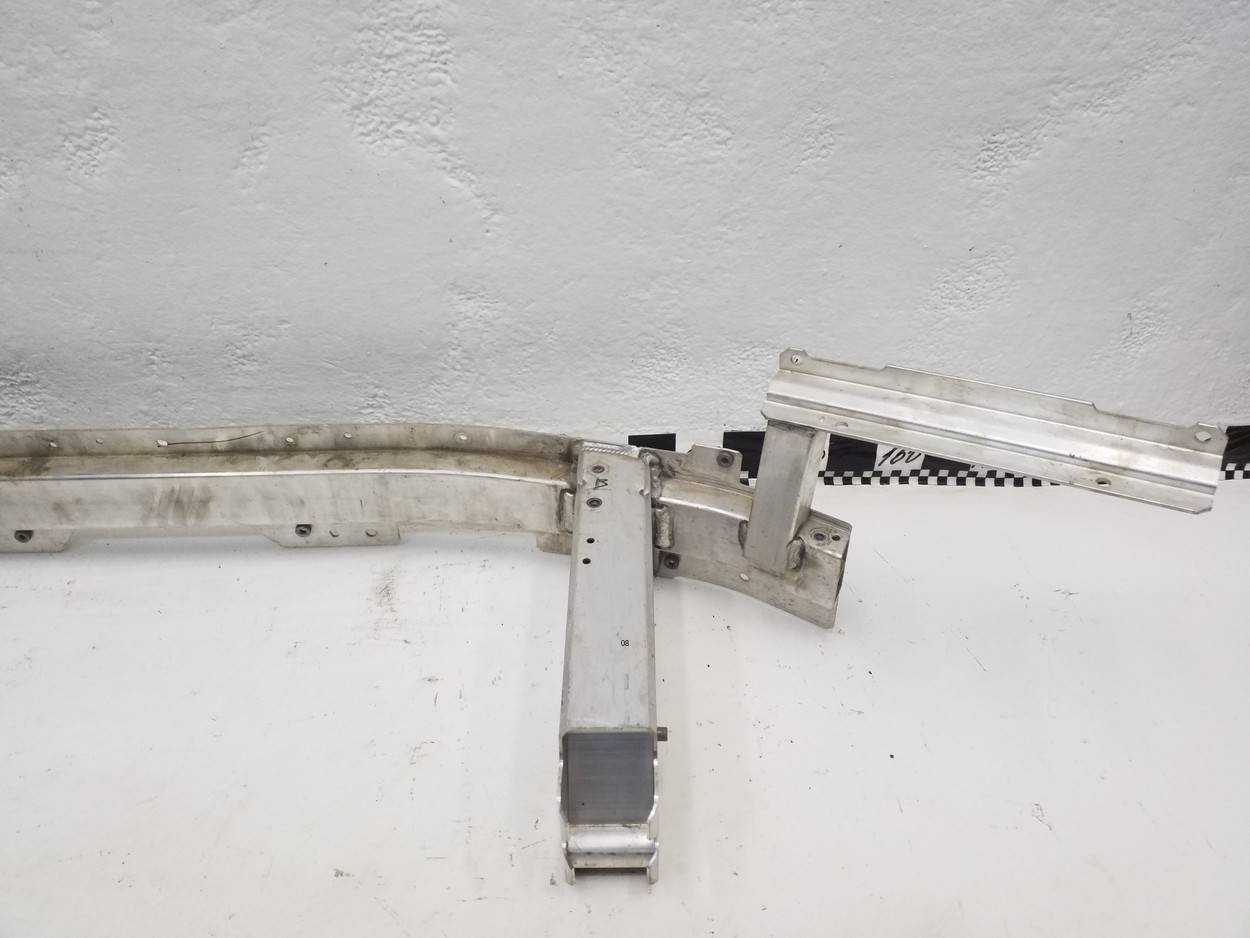 Усилитель переднего бампера