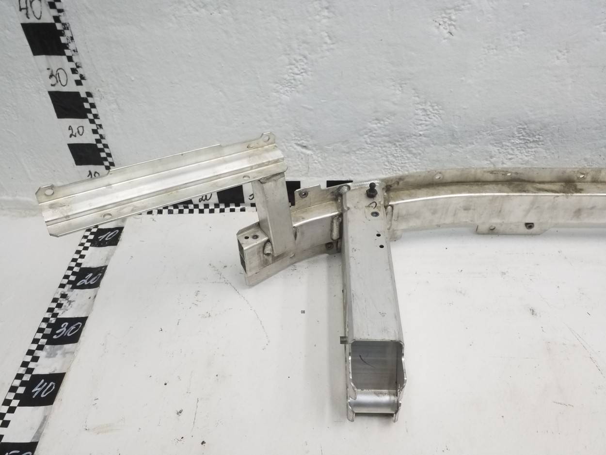 Усилитель переднего бампера