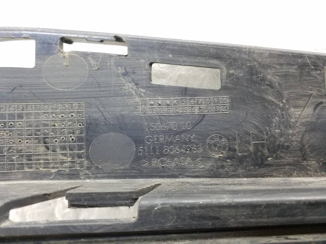 Рамка противотуманной фары левой