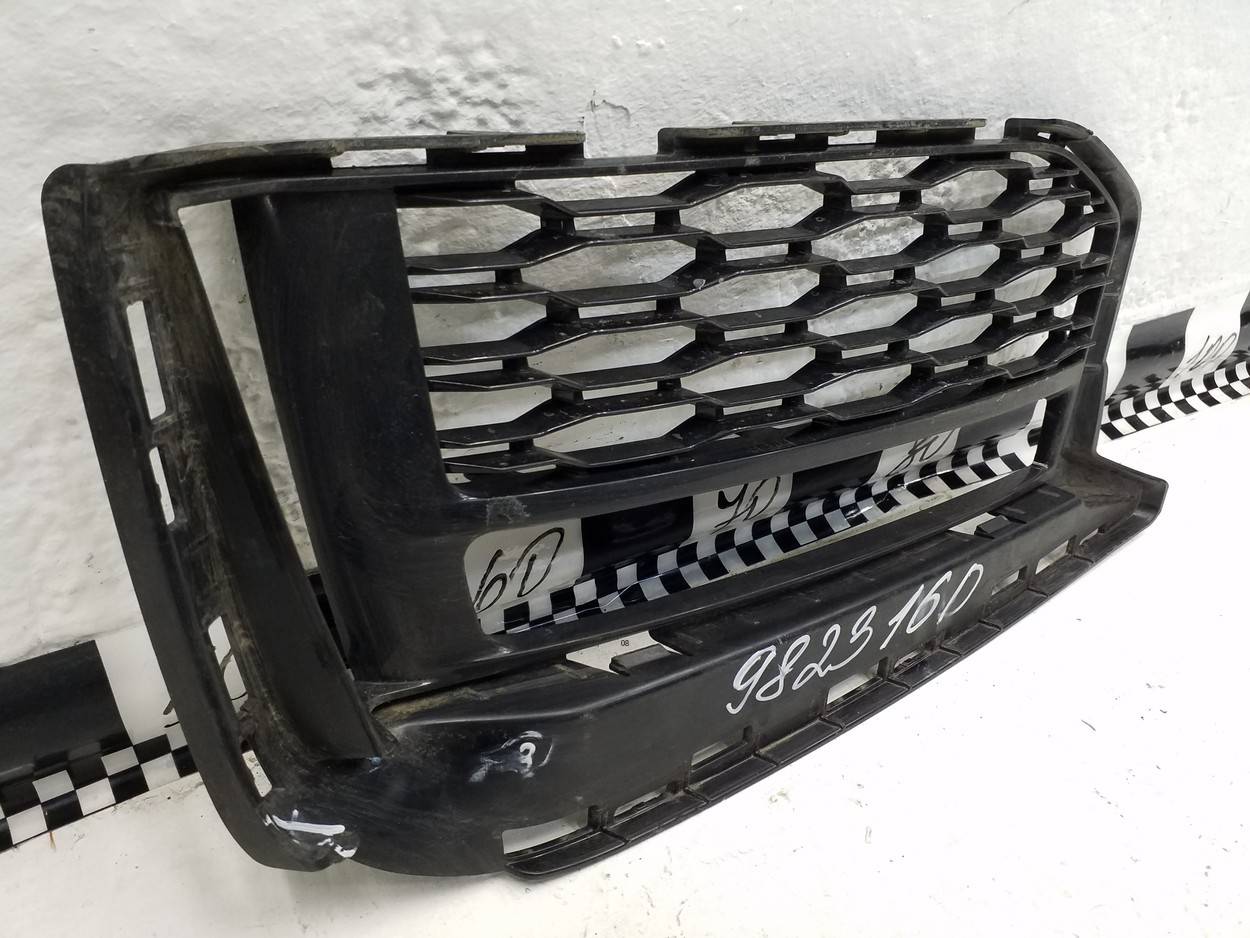 Рамка противотуманной фары левой