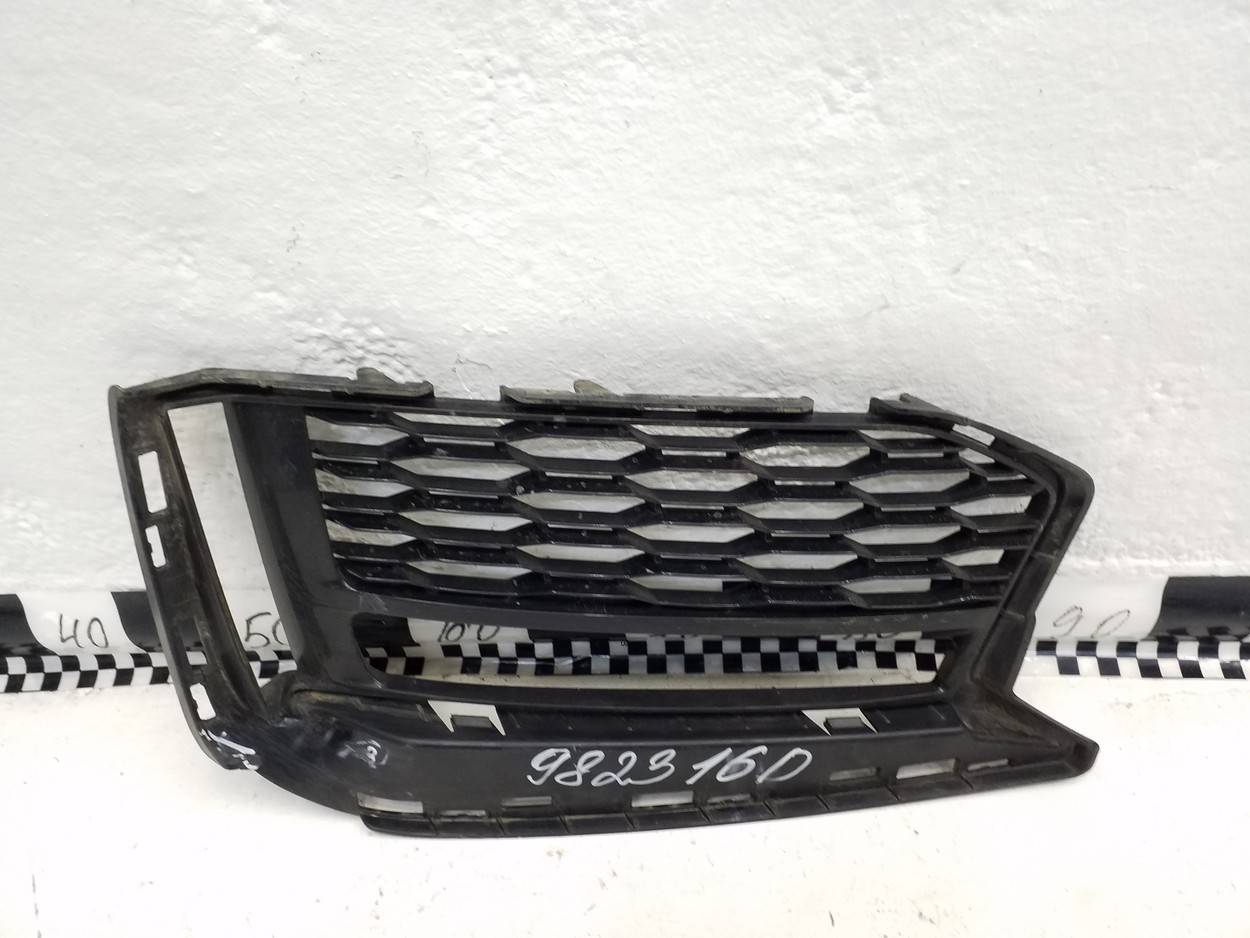 Рамка противотуманной фары левой