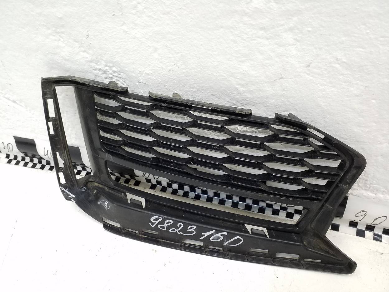 Рамка противотуманной фары левой