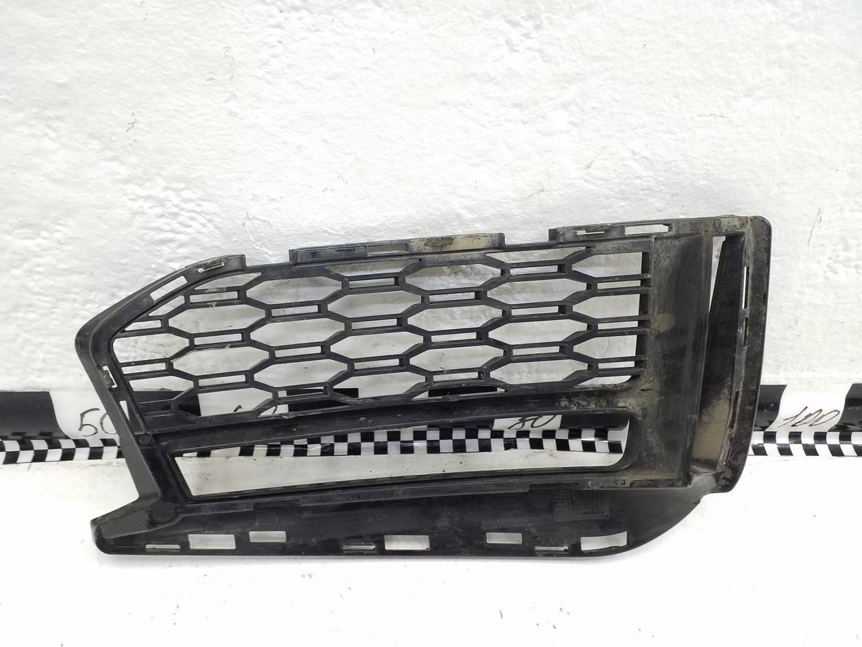 Рамка противотуманной фары левой