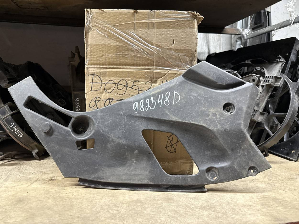 Пыльник двигателя боковой правый