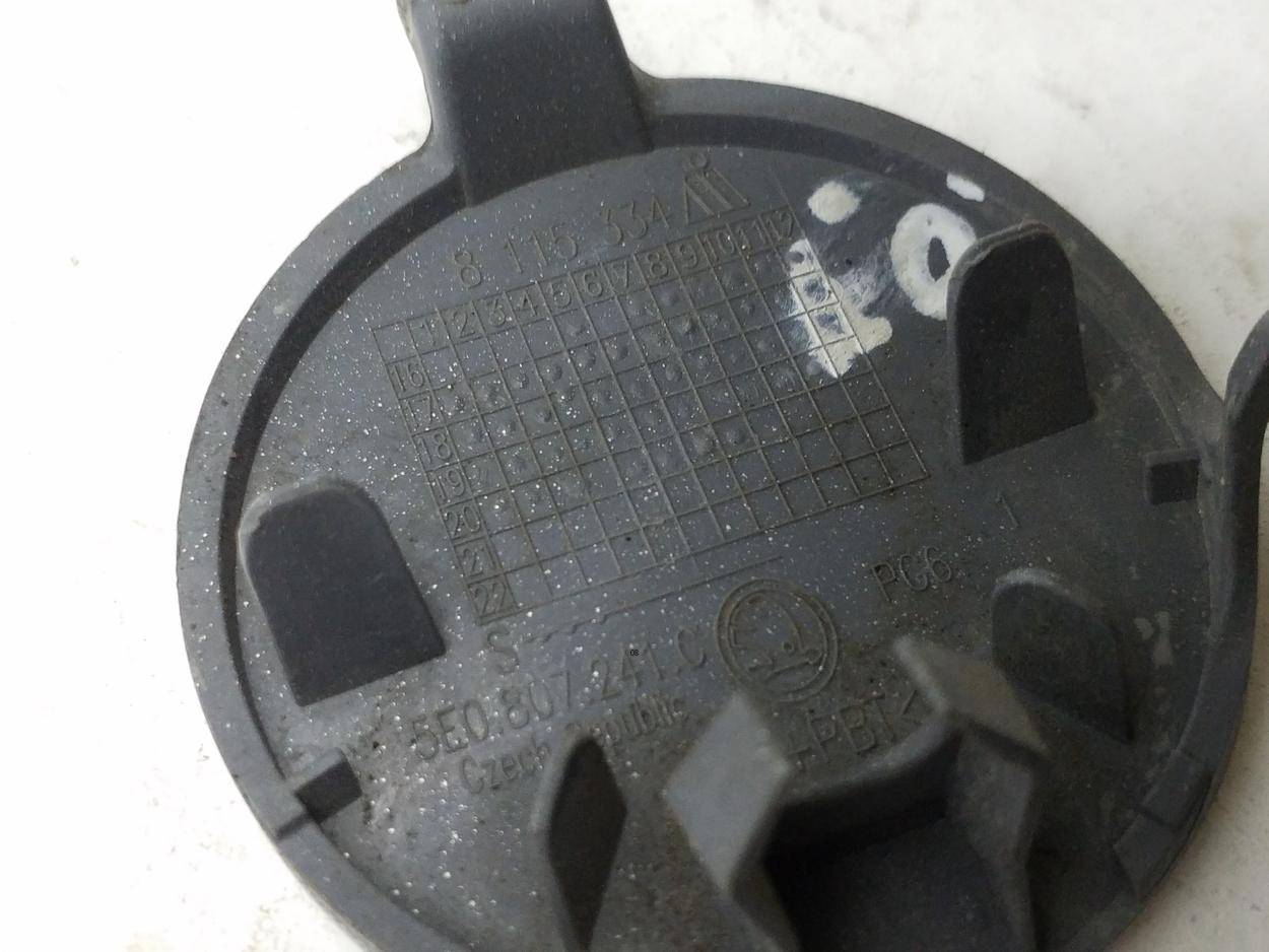 Заглушка буксировочного крюка