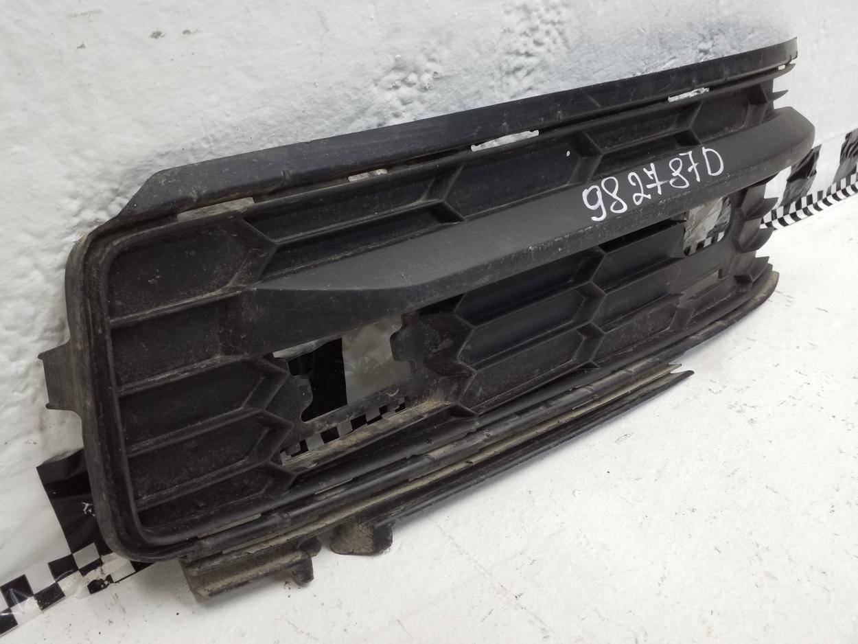 Заглушка бампера правая