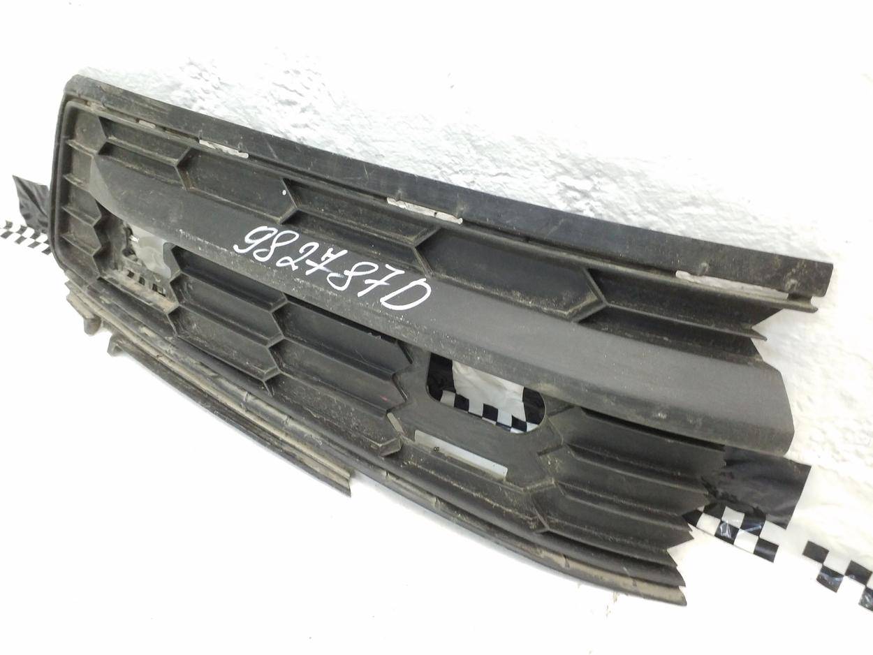 Заглушка бампера правая