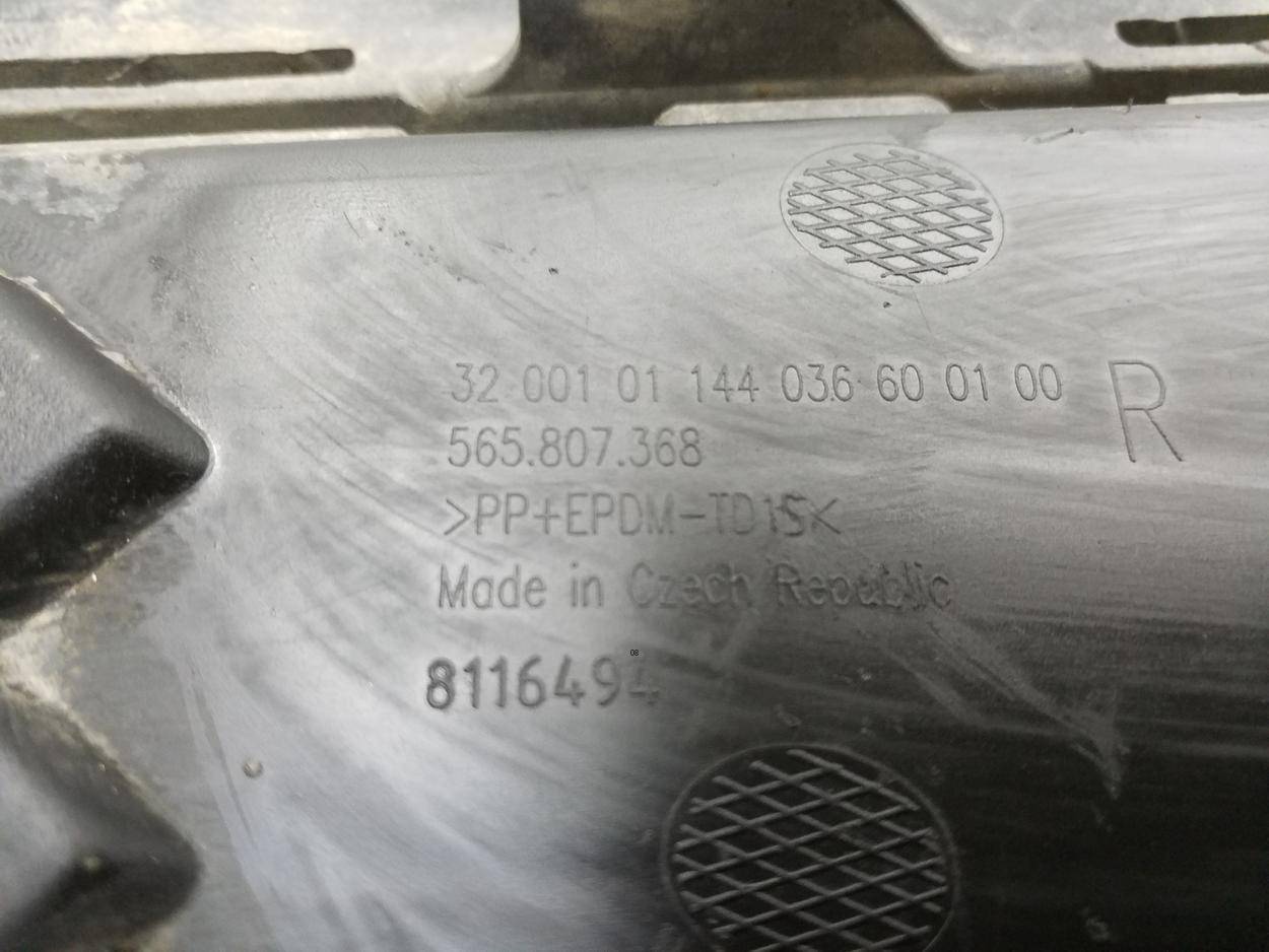 Заглушка бампера правая