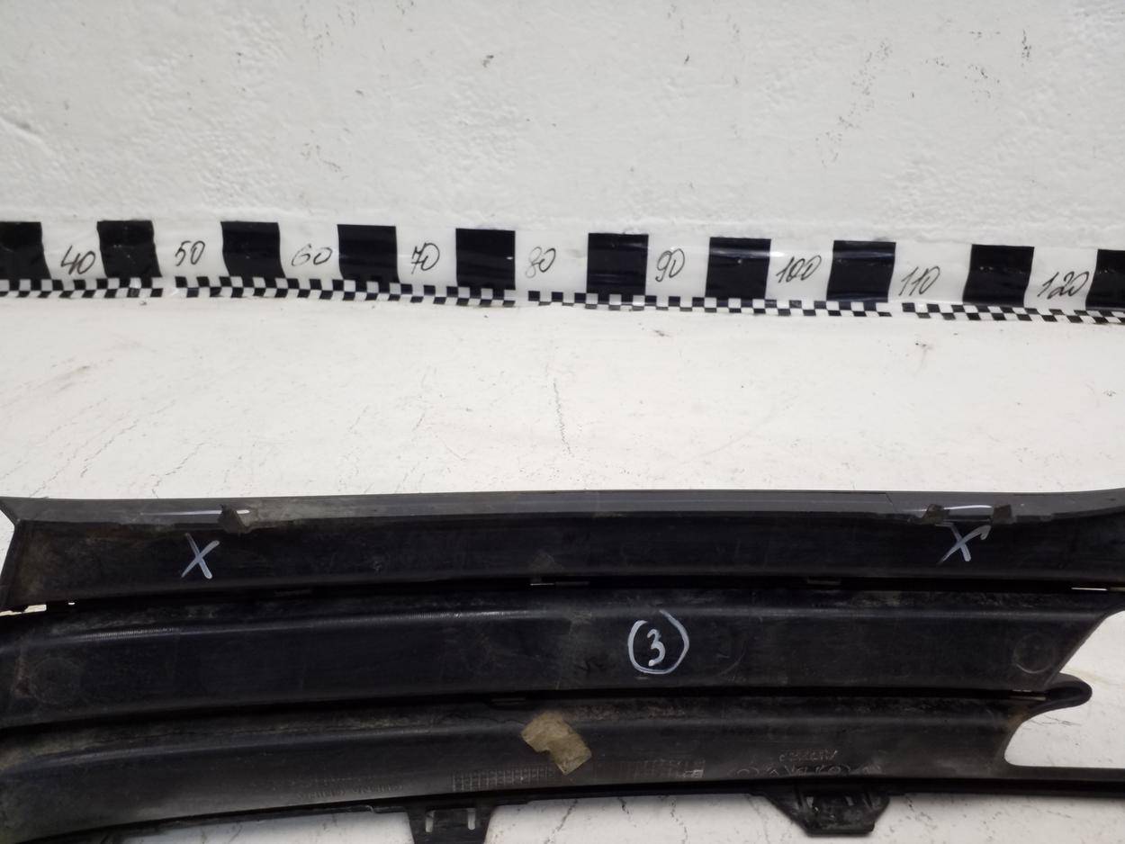 Рамка противотуманной фары правой