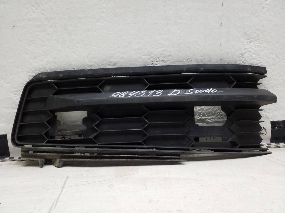 Заглушка бампера правая