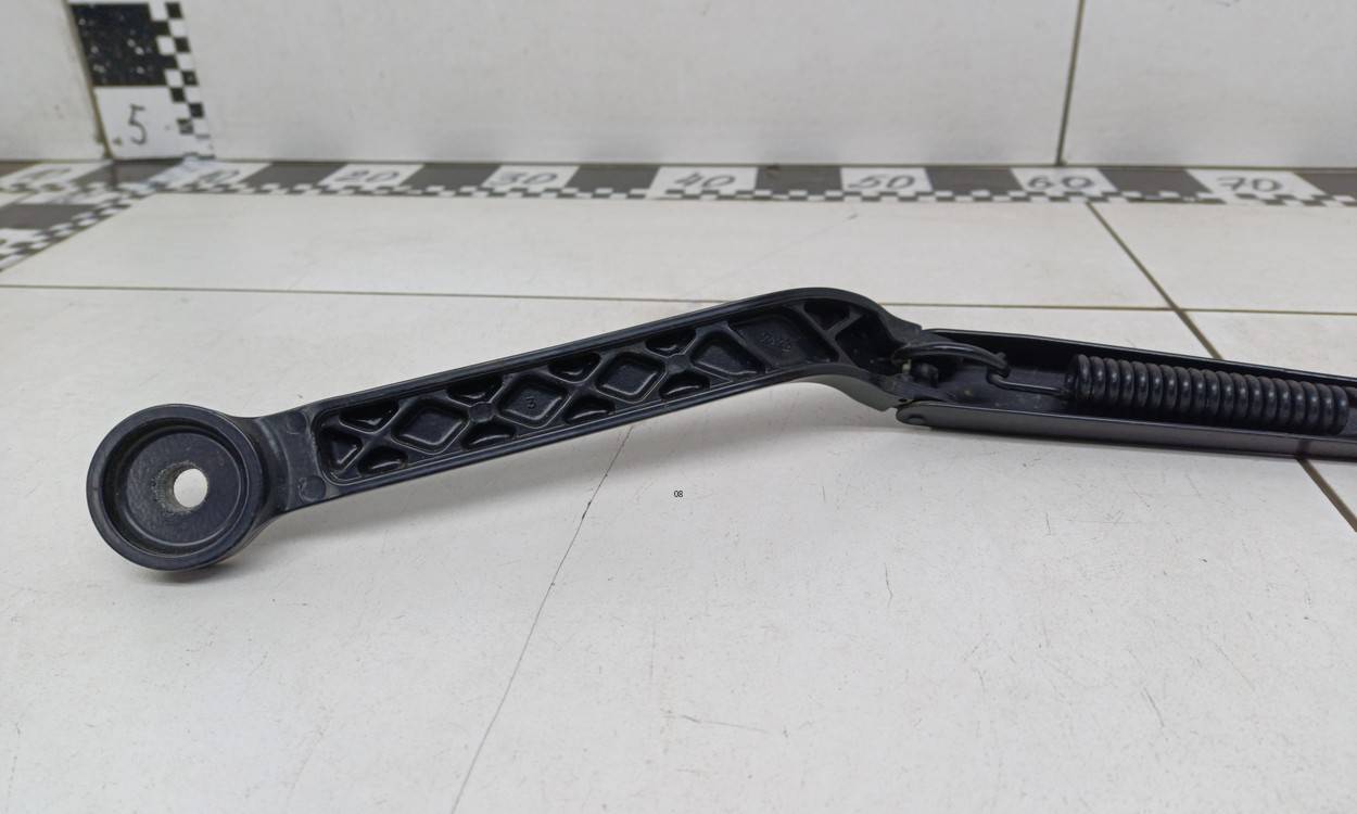 Поводок стеклоочистителя передний левый