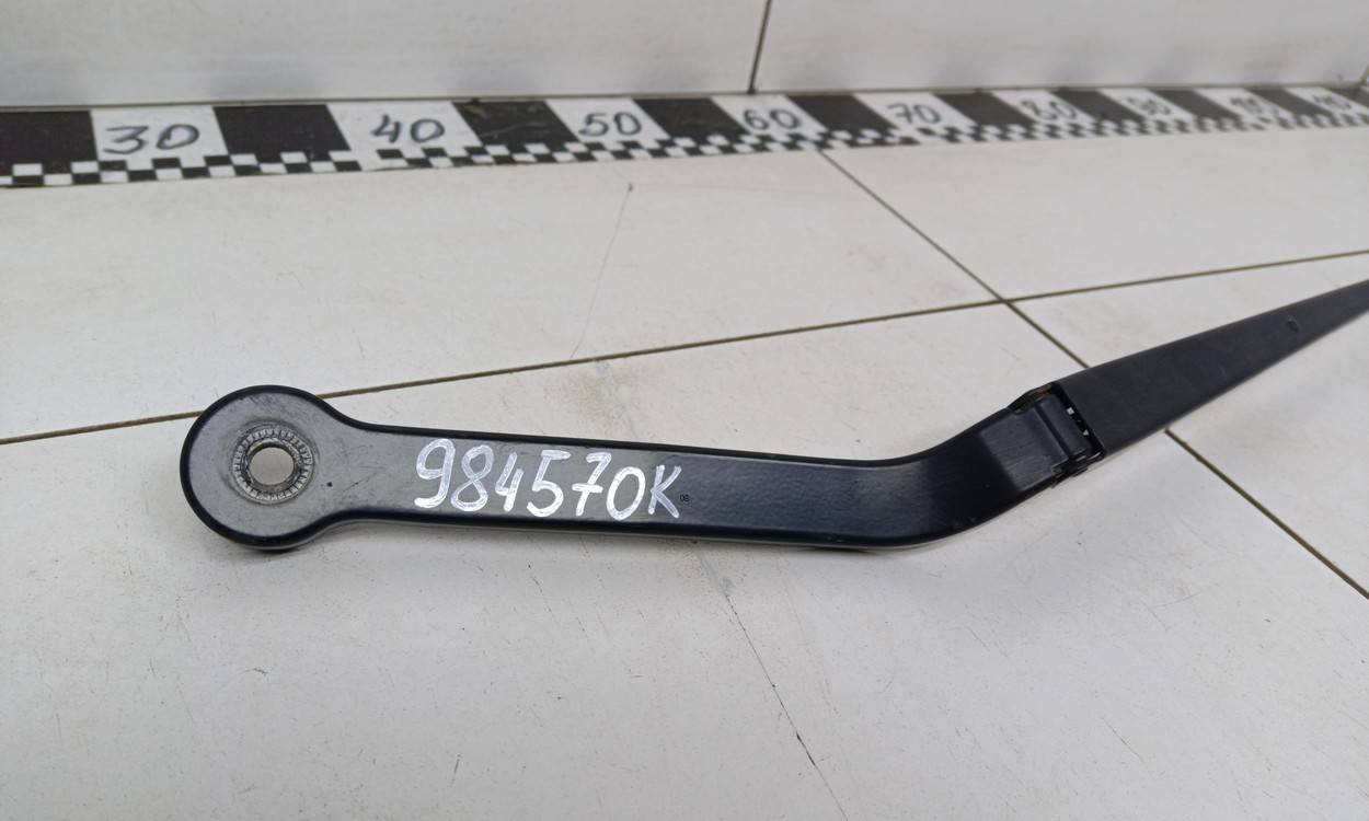 Поводок стеклоочистителя передний левый