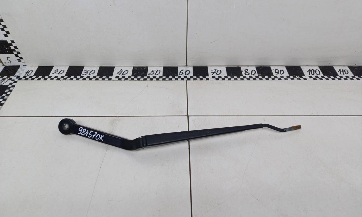 Поводок стеклоочистителя передний левый