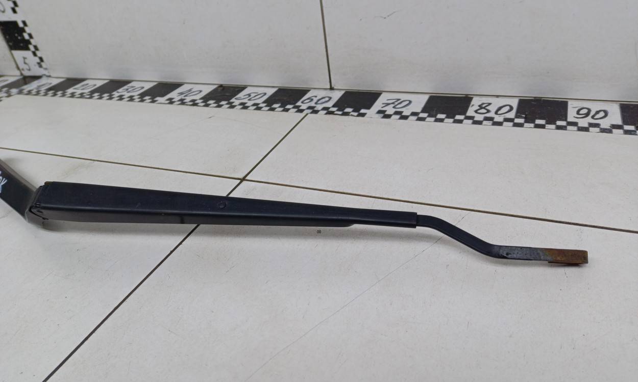 Поводок стеклоочистителя передний левый