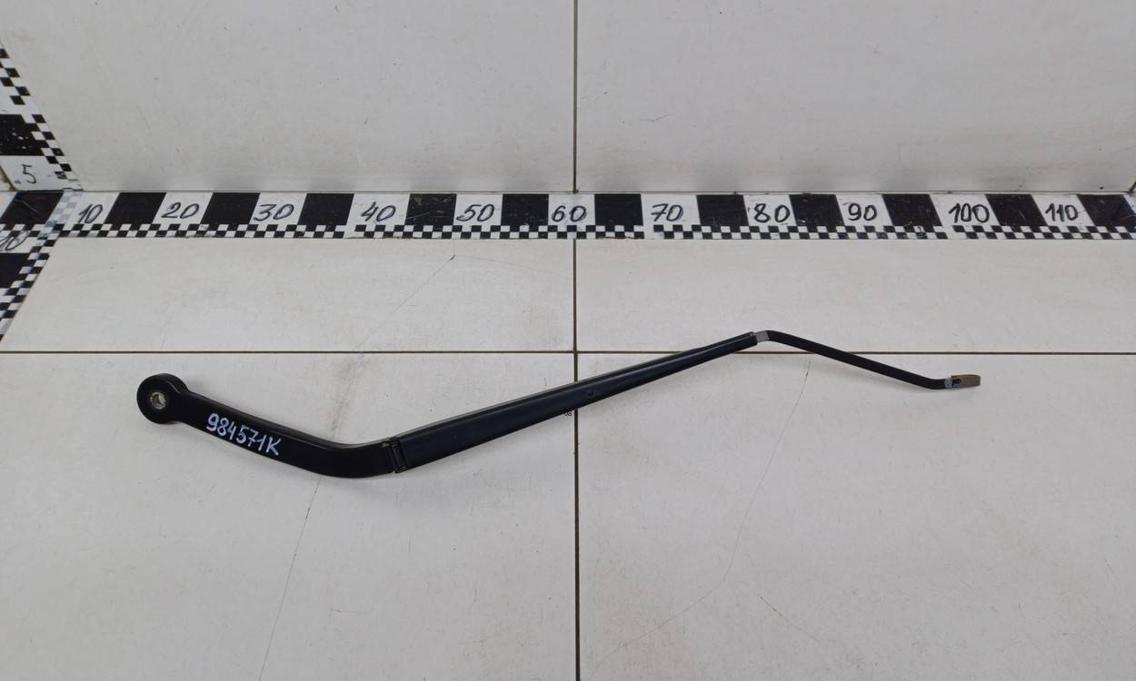 Поводок стеклоочистителя передний правый