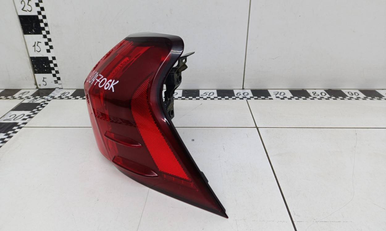 Фонарь задний наружный правый