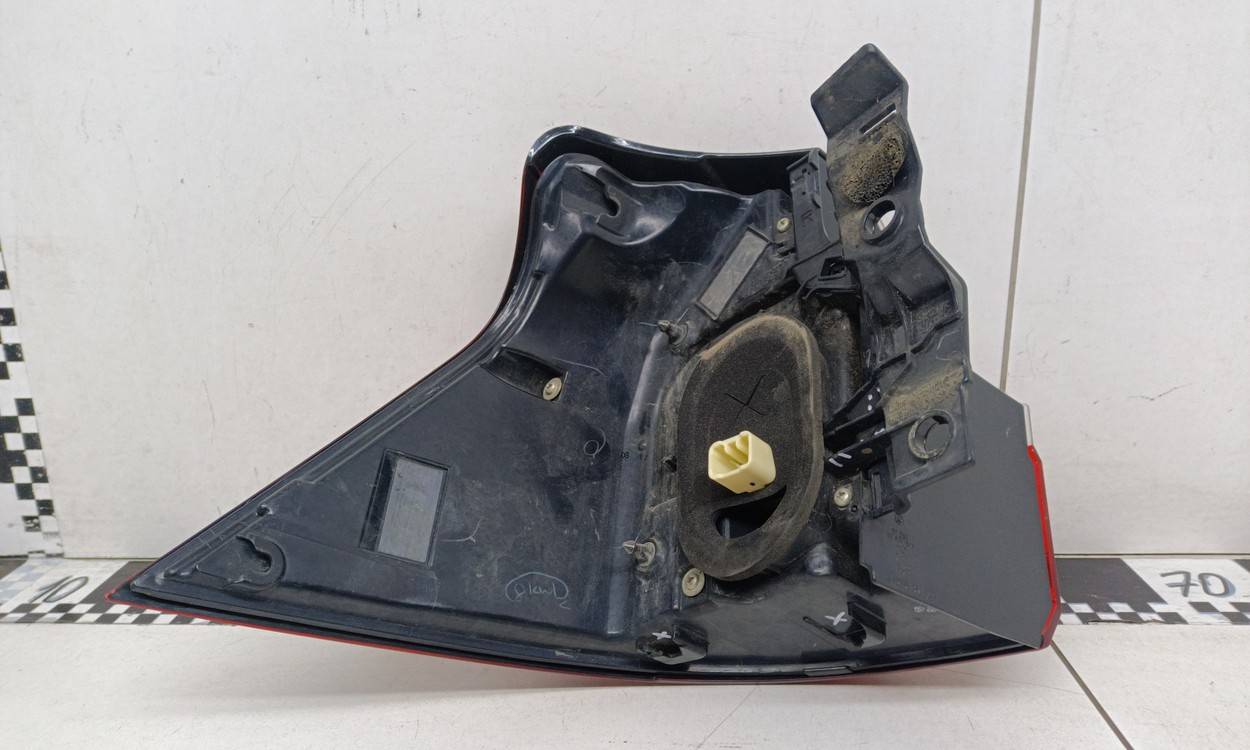 Фонарь задний наружный правый