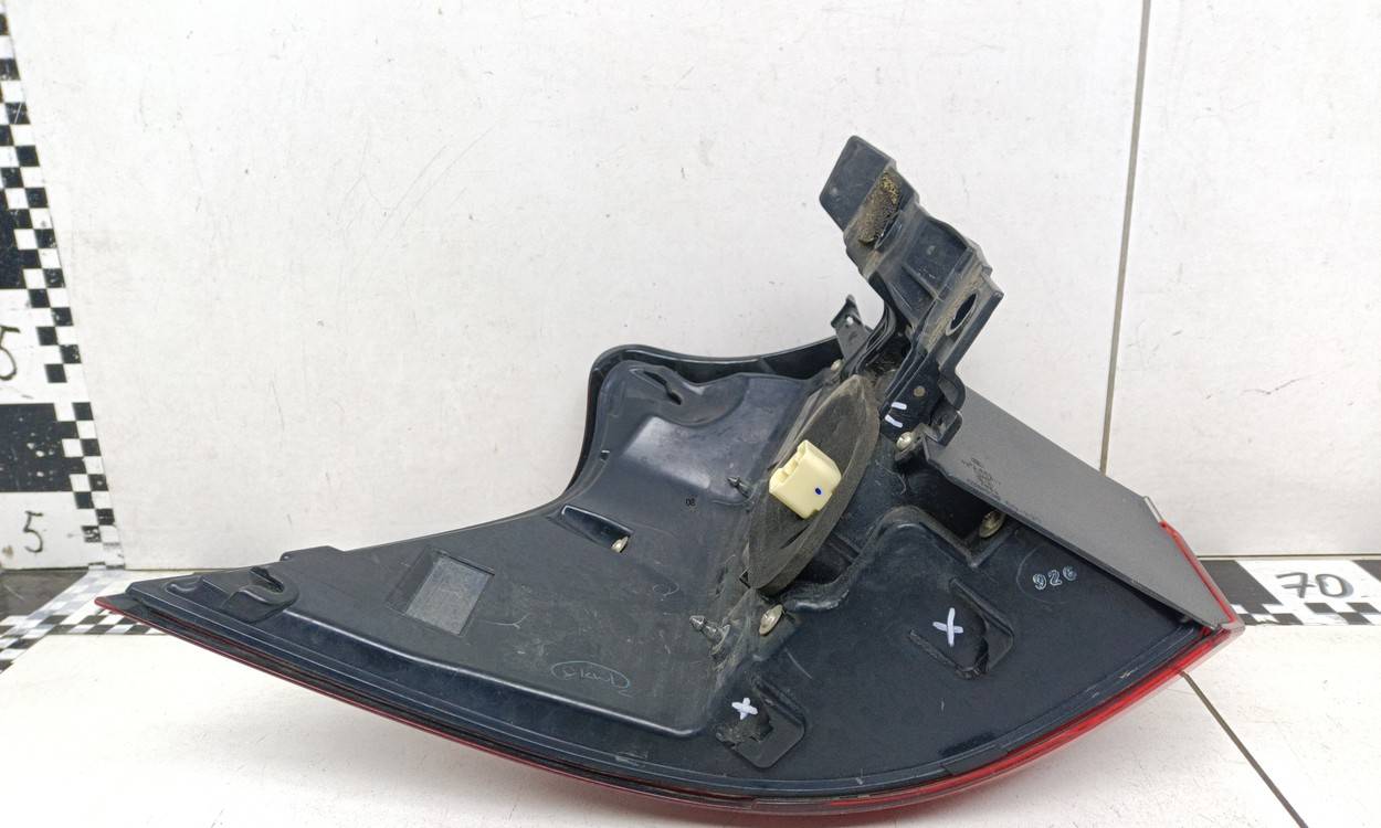 Фонарь задний наружный правый