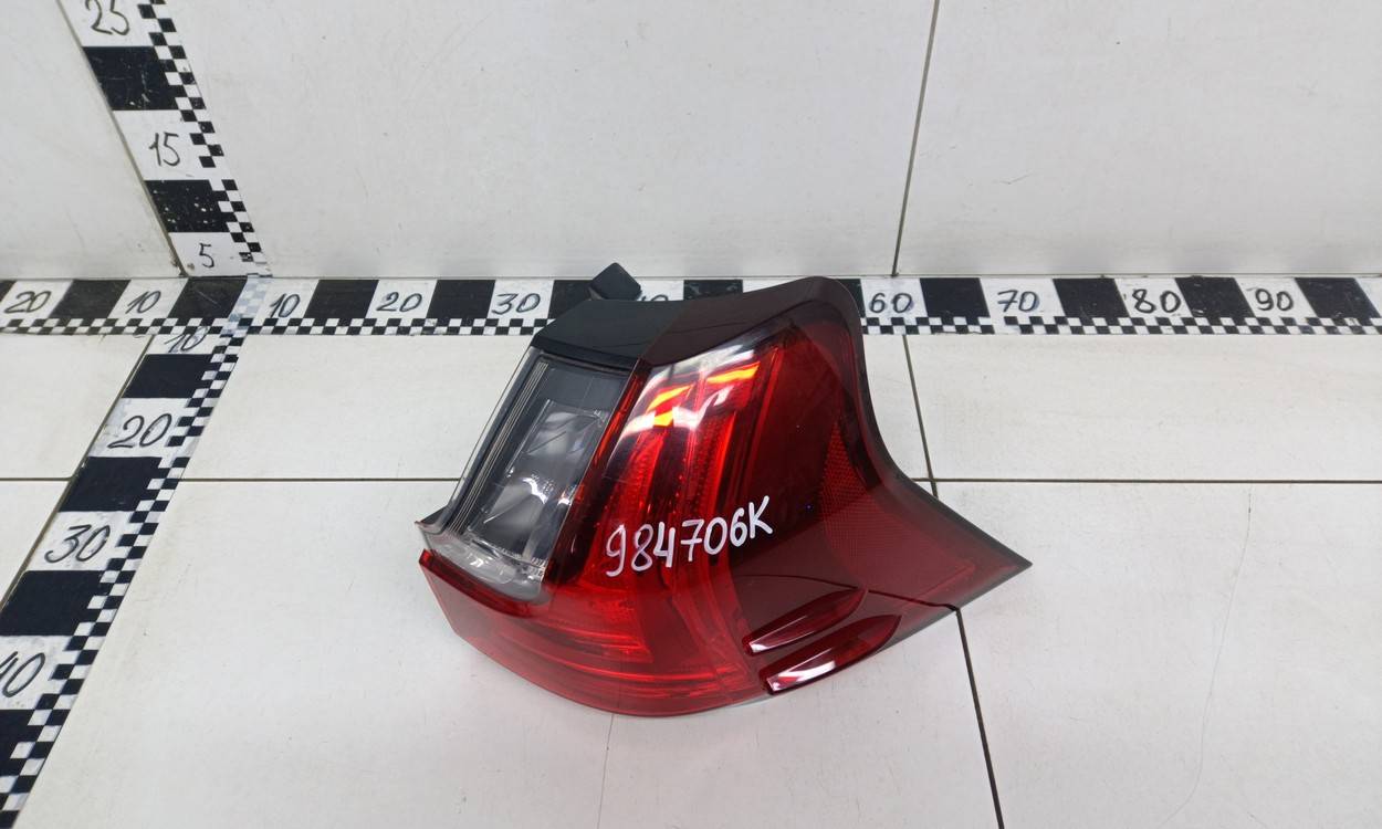 Фонарь задний наружный правый