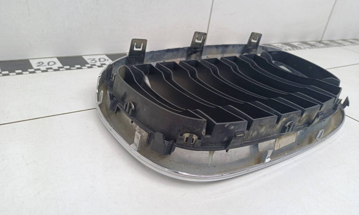 Решетка радиатора правая