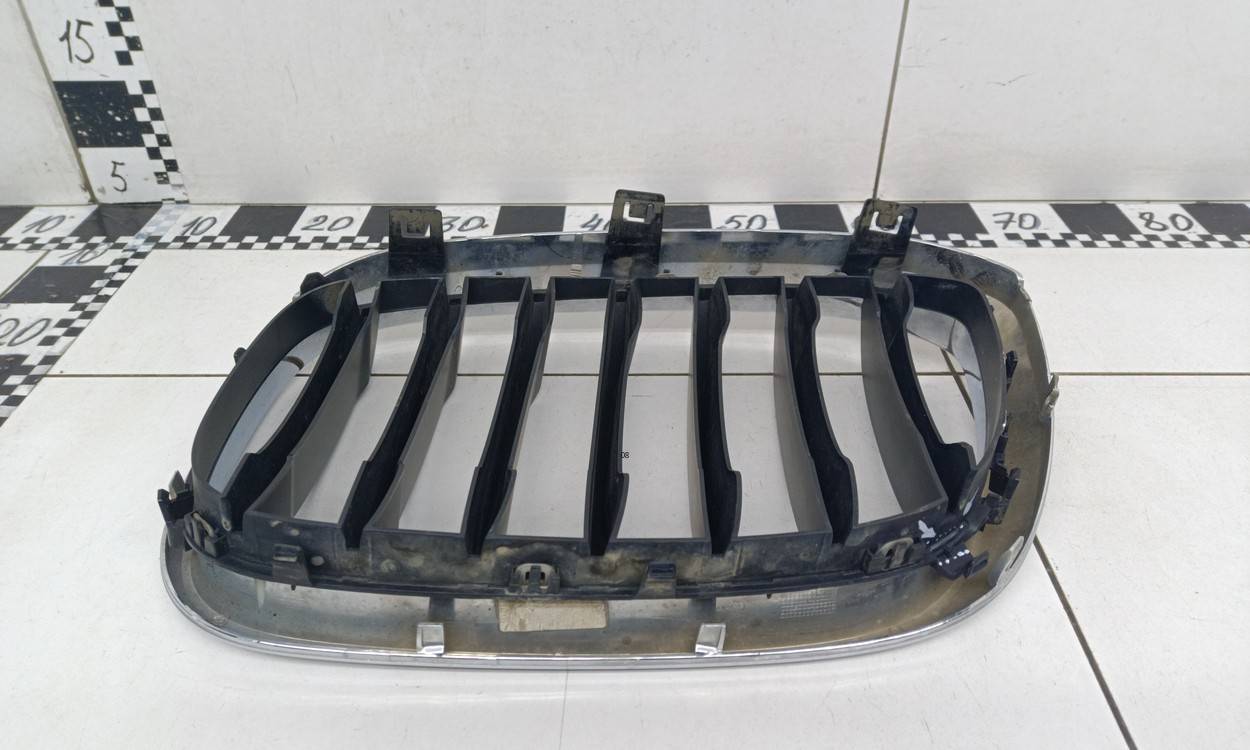 Решетка радиатора правая