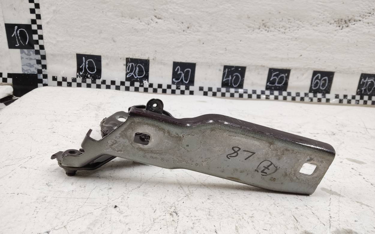 Петля капота правая