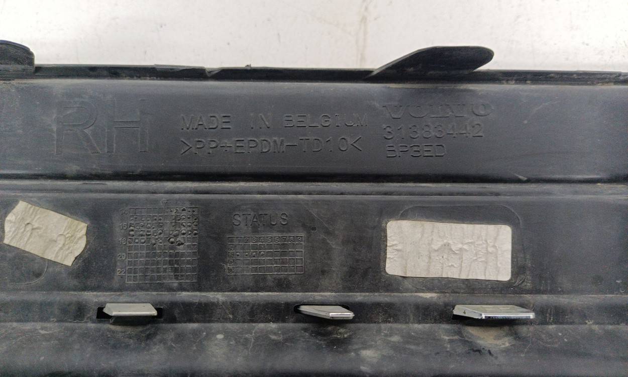 Заглушка бампера правая