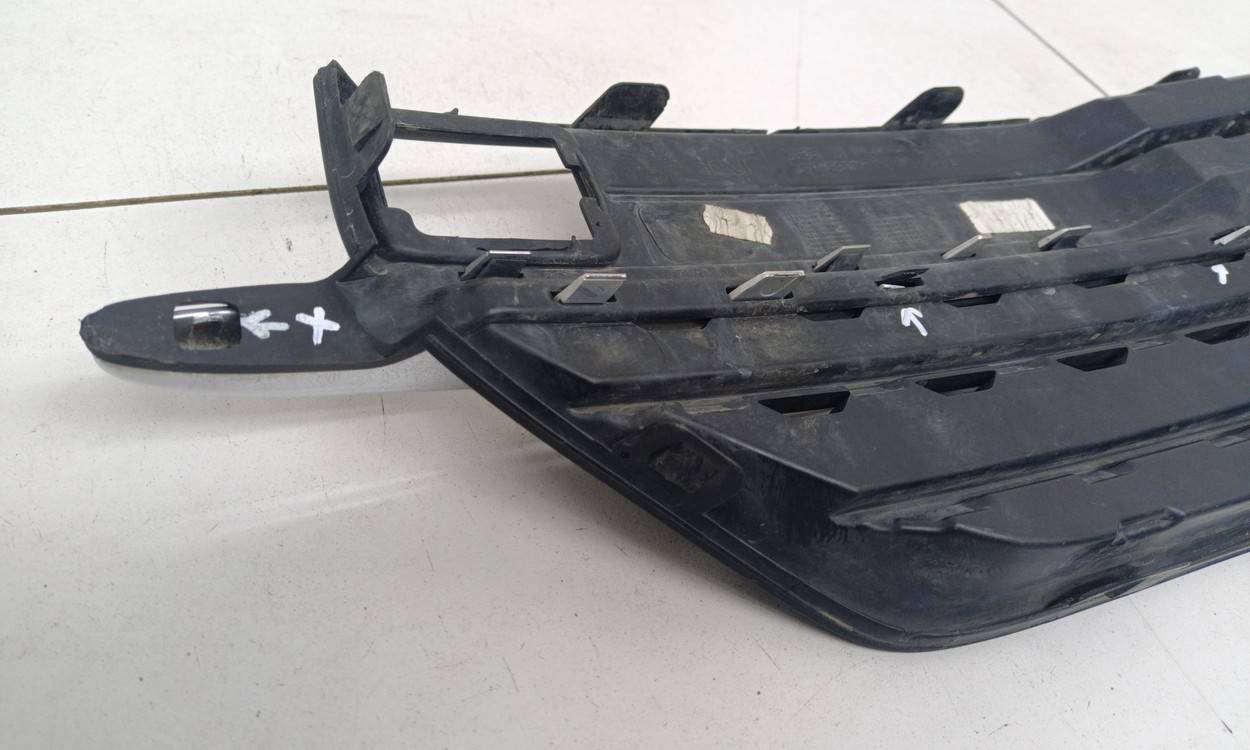 Заглушка бампера правая