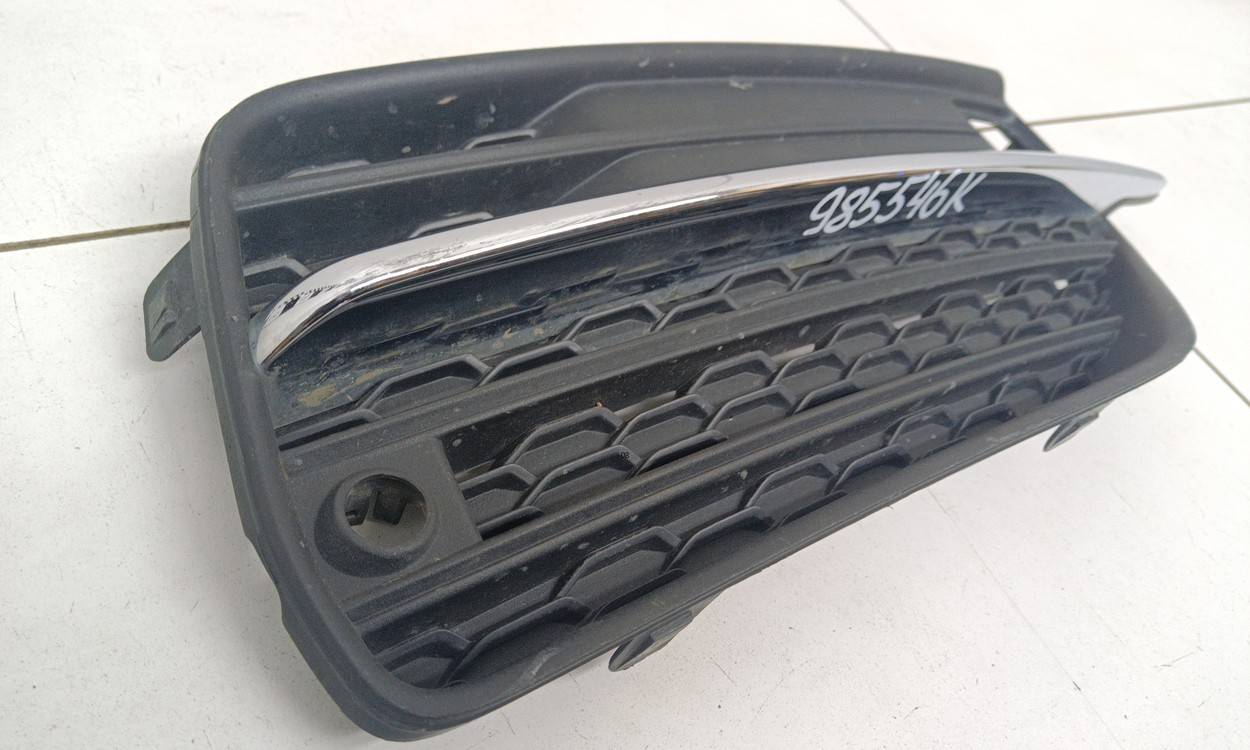 Заглушка бампера правая