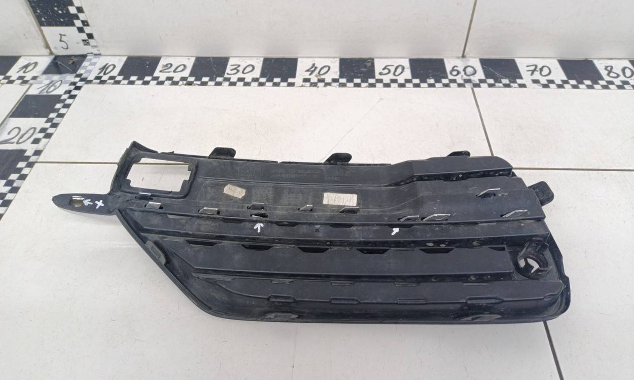 Заглушка бампера правая