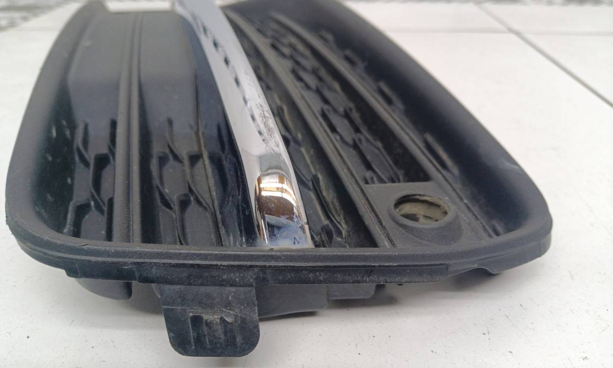 Заглушка бампера правая