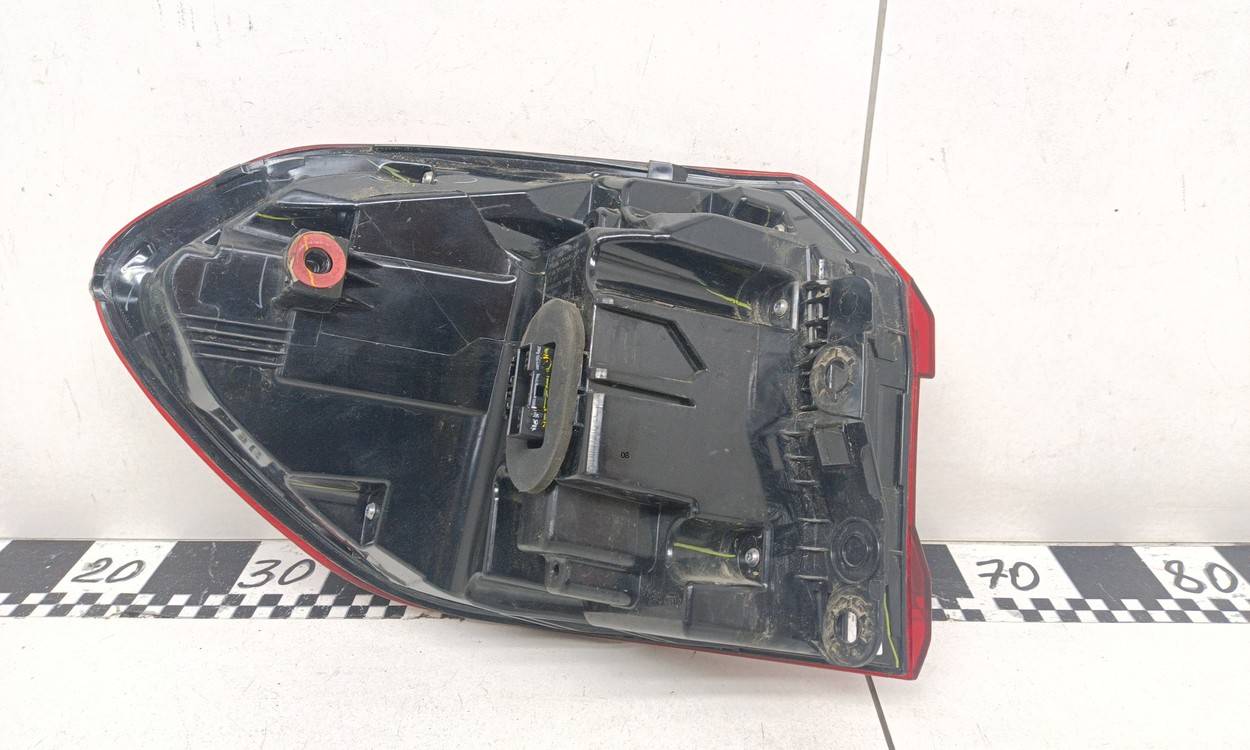 Фонарь задний наружный правый