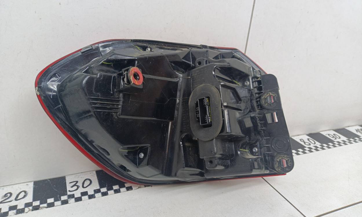 Фонарь задний наружный правый