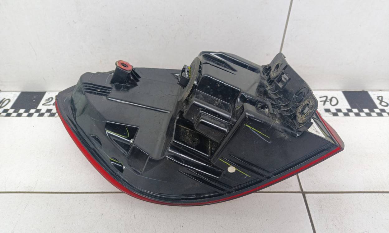 Фонарь задний наружный правый