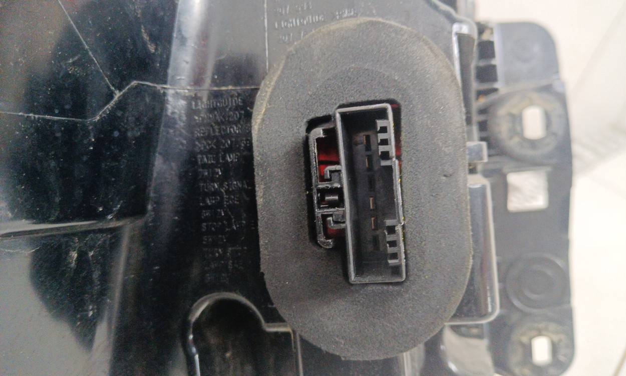 Фонарь задний наружный правый