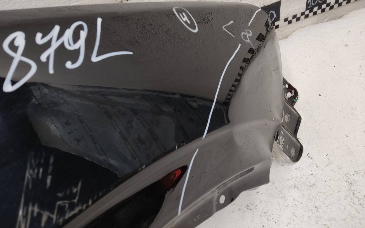 Крыло переднее правое