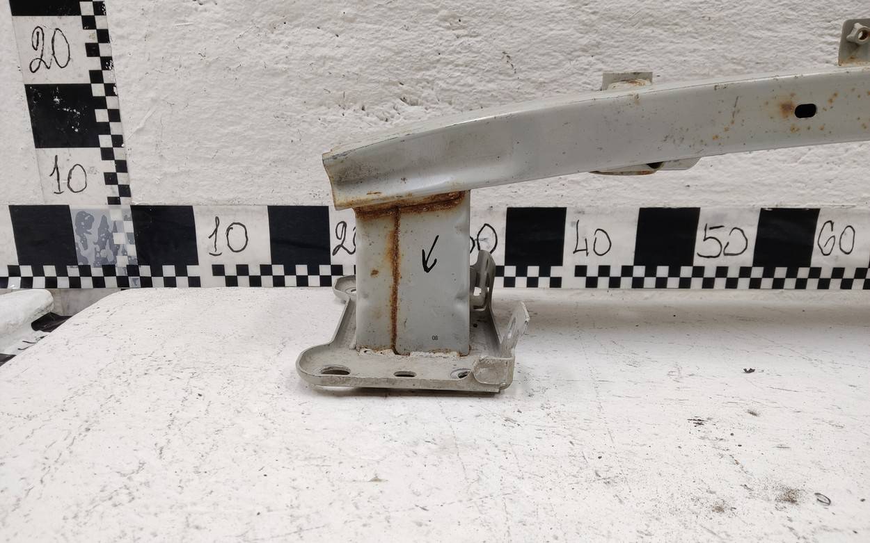 Усилитель переднего бампера