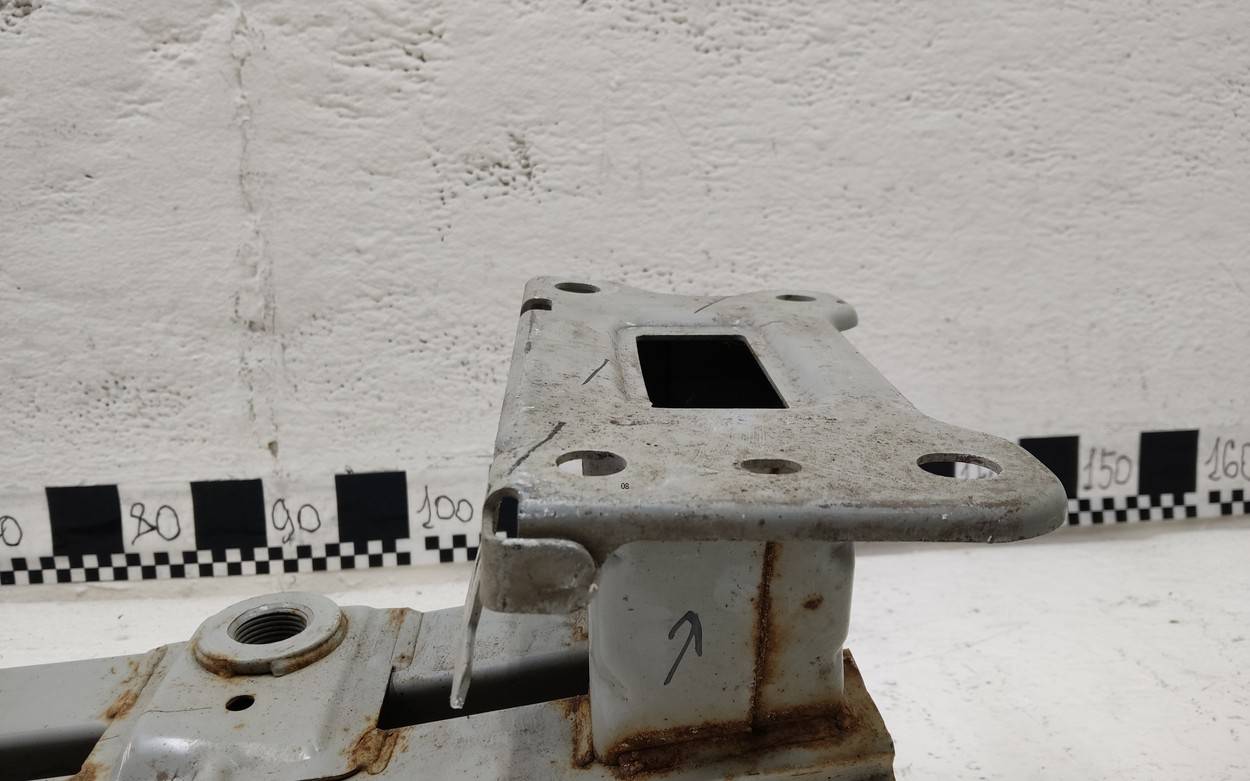 Усилитель переднего бампера